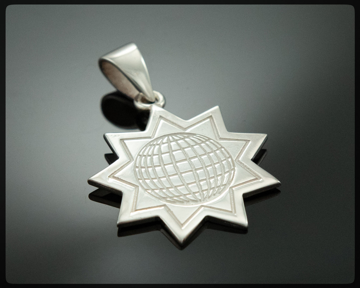 Pendentif Baha'i « Globe » 9 étoiles en argent sterling 925